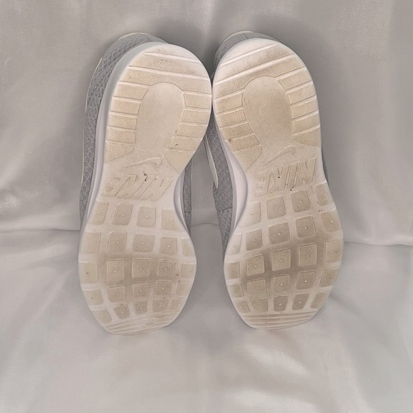 Grey Nike Women's Tanjun Running Shoe - Picture 7 of 9